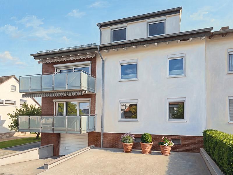 Haus am Koppenstein: helles Mehrfamilienhaus mit zwei Balkonen nach Westen und gepflastertem Vorplatz